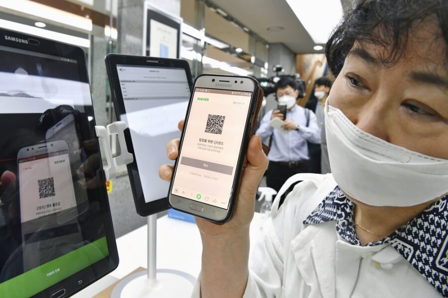 Frau in Südkorea identifiziert sich per Smartphone und Bildschirm