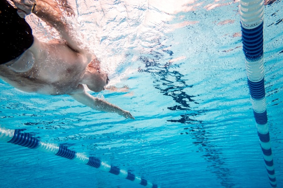 Schwimmer in einem Sport-Schwimmbecken