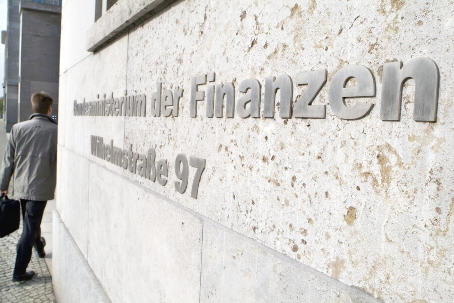 Beschriftung an der Außenfassade des Bundesministerium für Finanzen