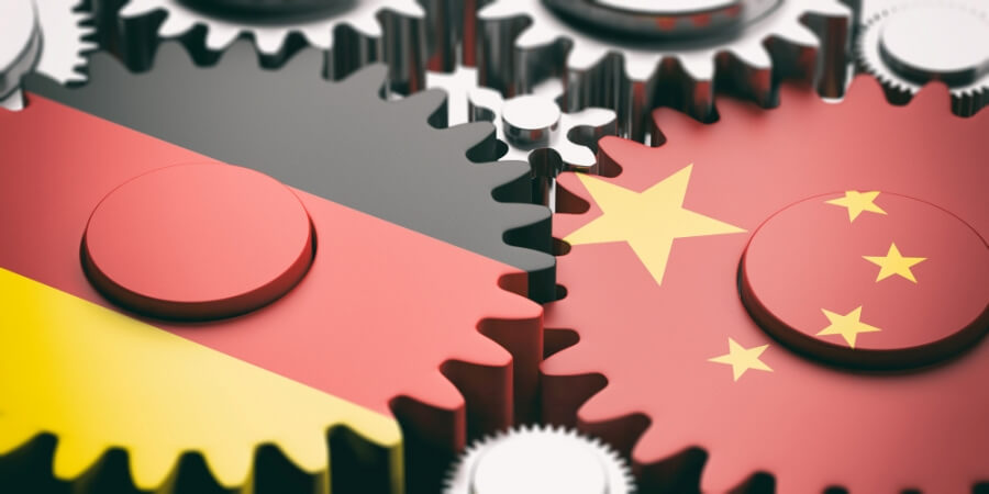 Ineinandergreifende Zahnräder mit chinesischer und deutscher Flagge
