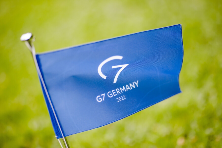 Blaue Fahne anlässlich des G7-Gipfels 2022 in Deutschland