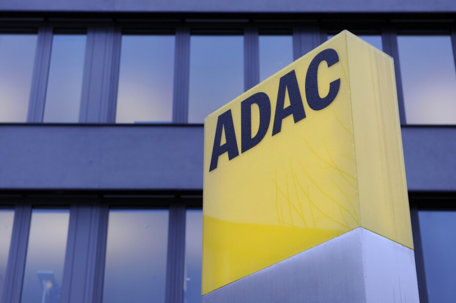 ADAC Schild vor der Hauptzentrale