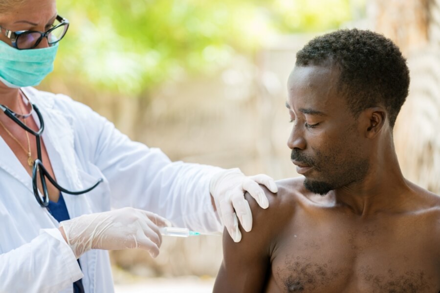 Ein Mann in Kenia wird geimpft