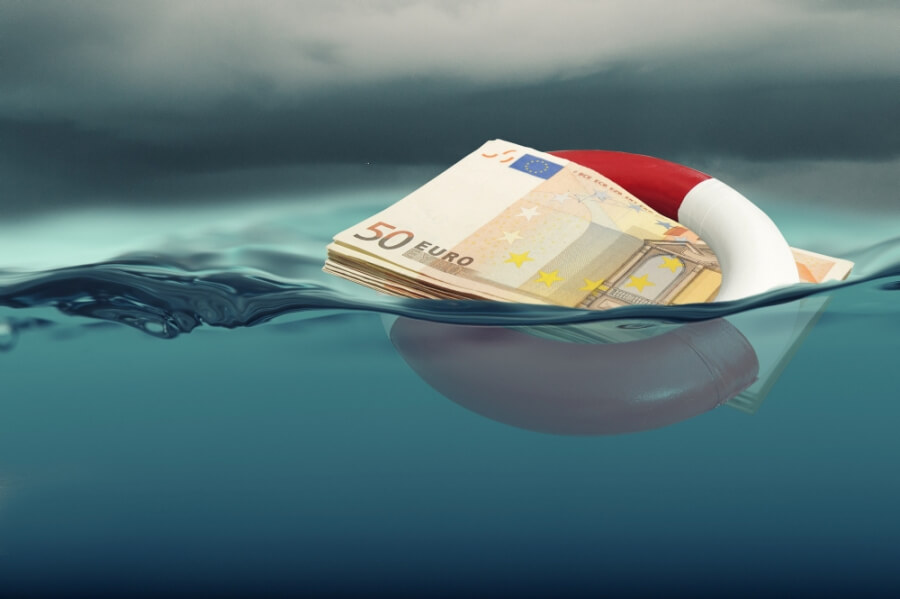 Euro auf hoher See in einem Rettungsring
