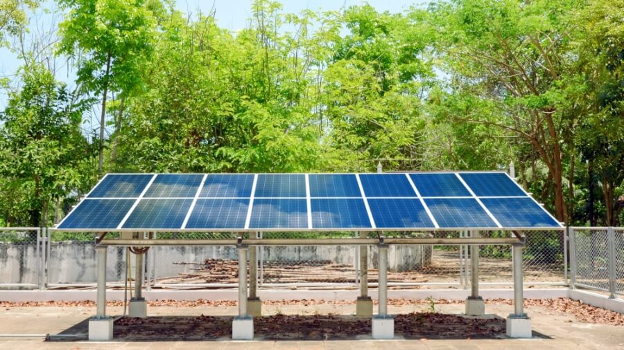 Kleine Photovoltaikanlage auf einem Grundstück in Indien