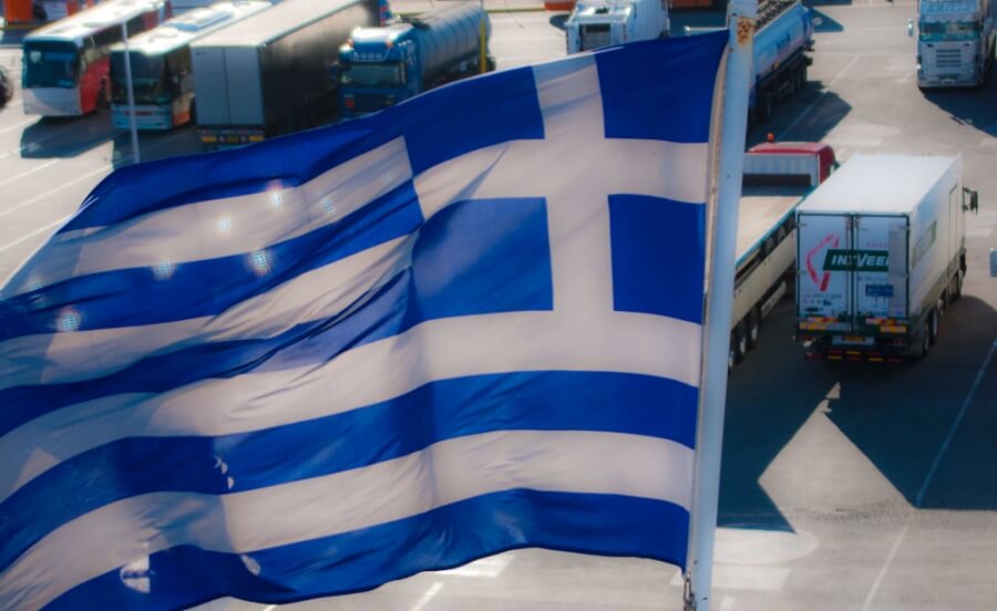 Griechische Flagge vor Lkw-Parkplatz