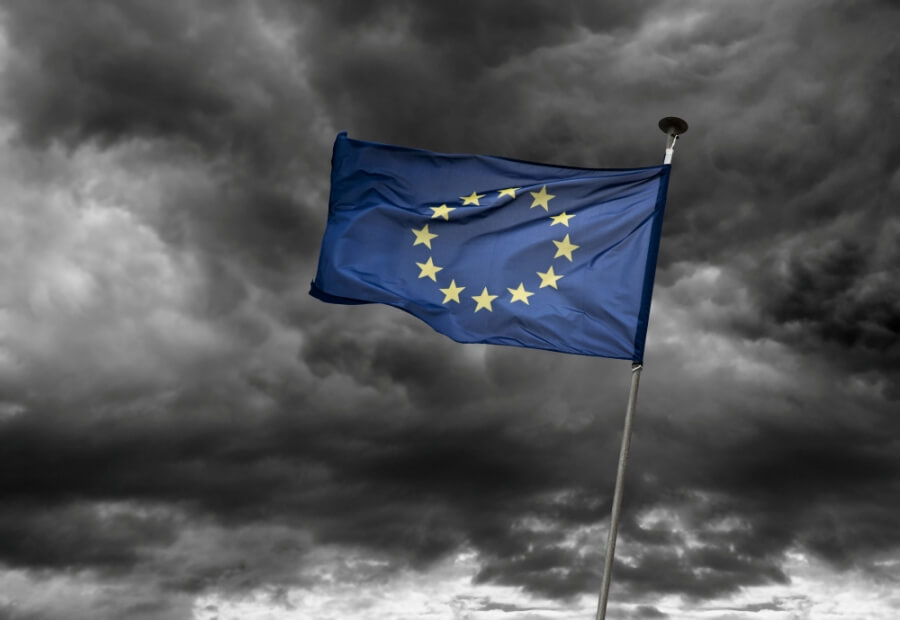 Flagge der EU vor bewölktem Himmel