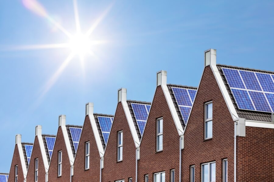 Solaranlagen auf den Dächern von Backstein-Reihenhäusern