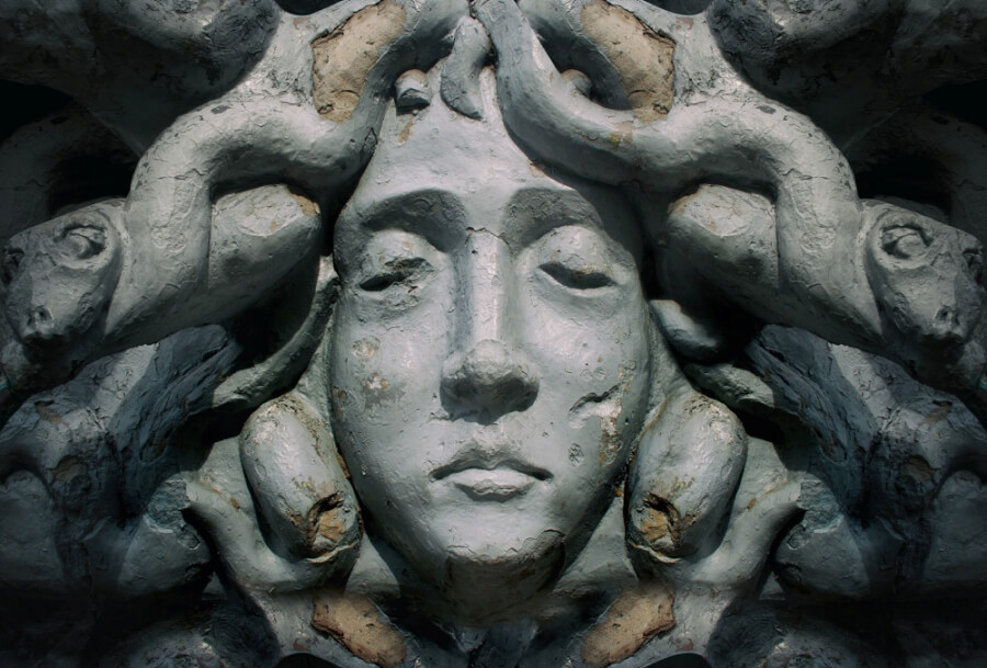 Beschädigte Skulptur der Medusa