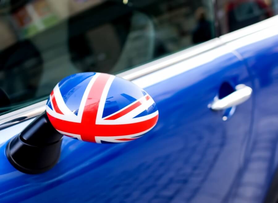 Nahansicht eines Seitenspiegels eines PKS mit aufgedruckter Großbritannien-Flagge