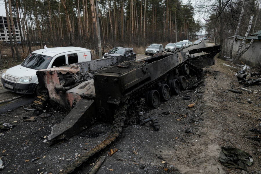 Ausgebrannter russischer Panzer in der Ukraine