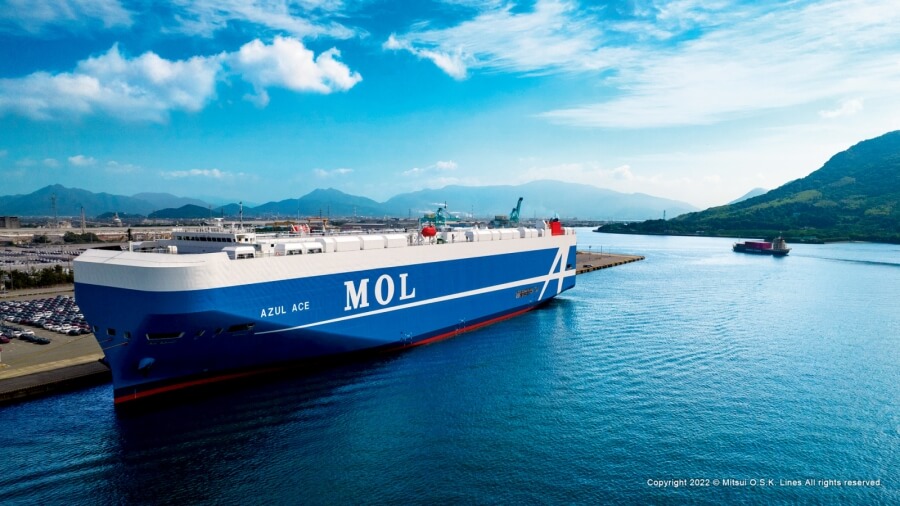 Containerschiff der japanischen MOL Reederei