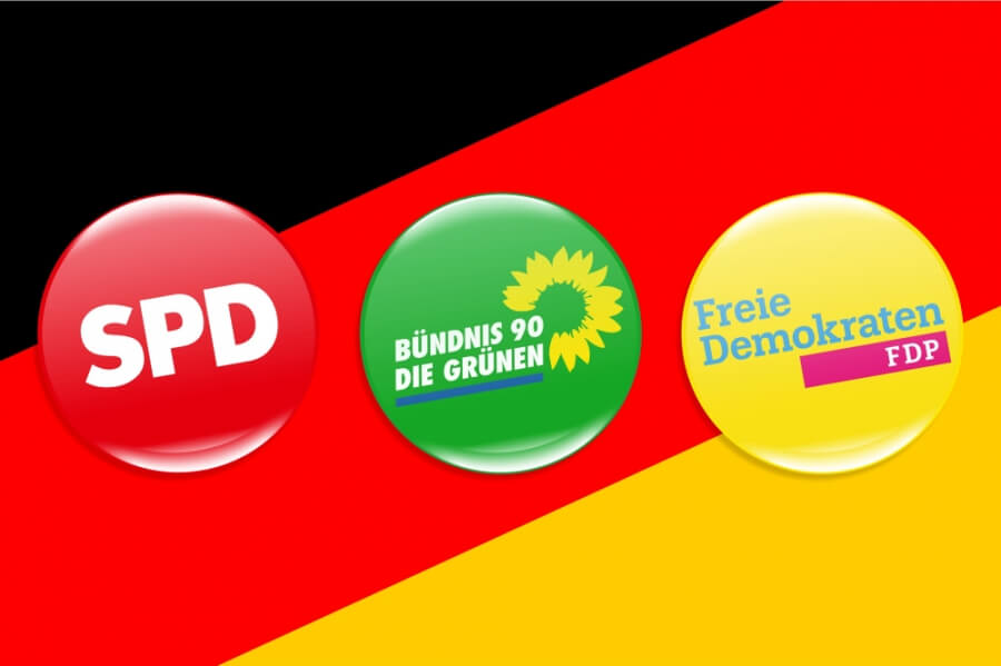 Symbolbild Ampelkoalition. Buttons mit den Logos von SPD, FDP und Grünen