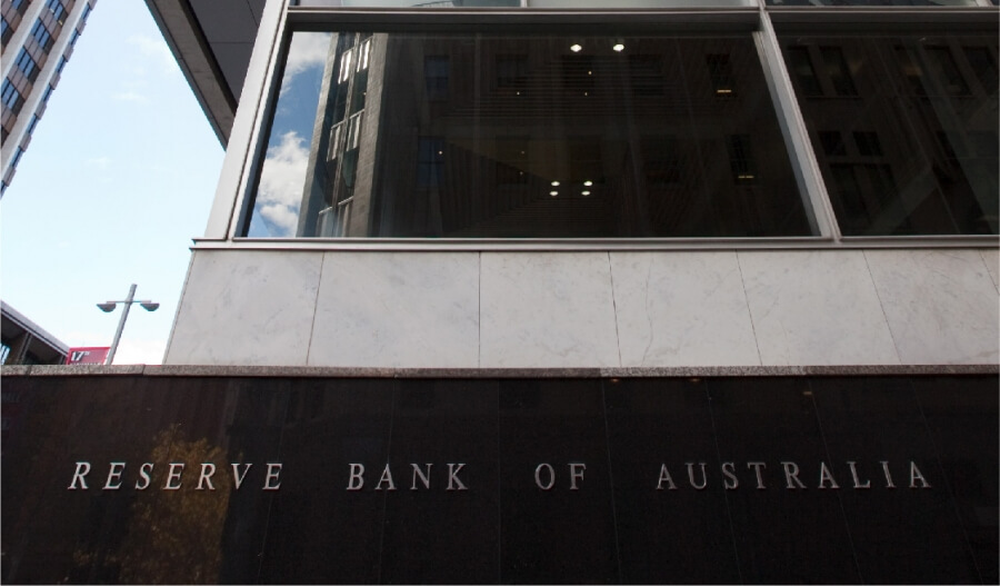 Schriftzug "Reserve Bank of Australia" an der Außenfassade der Notenbank
