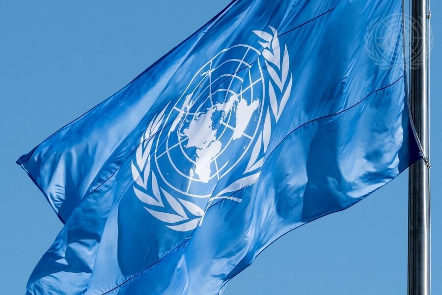 Fahne der Vereinten Nationen weht im Wind