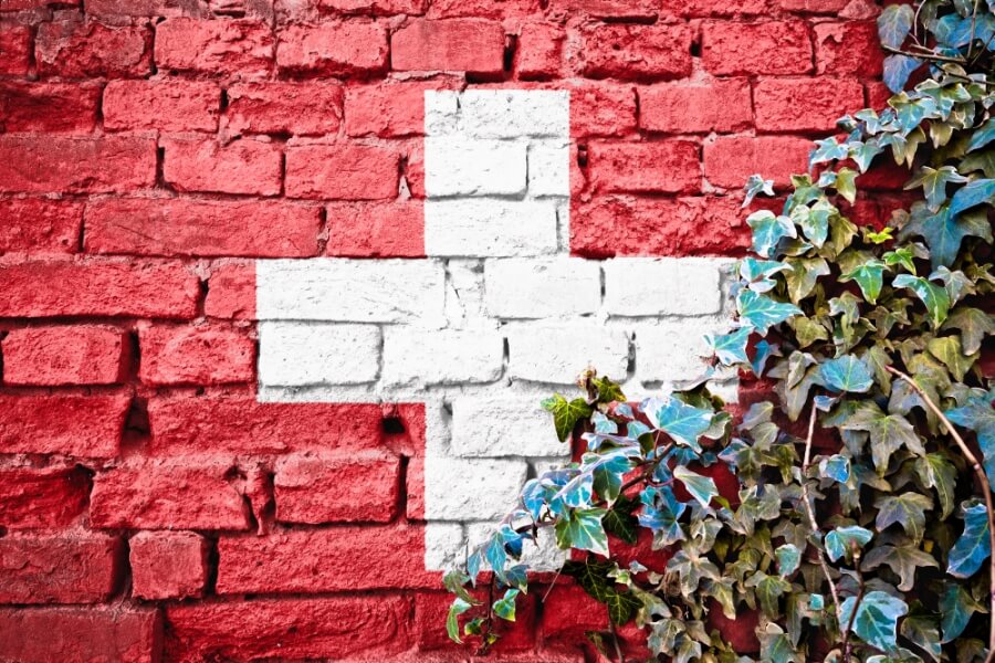 Aufgemalte Schweizer Flagge auf einer Mauer