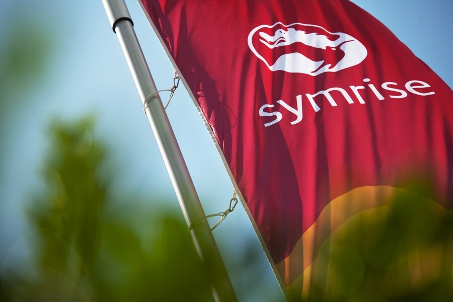 Rote Fahne mit dem Logo des Unternehmens Symrise