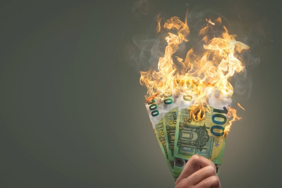 Brennende Geldscheine, Symbolbild Inflation