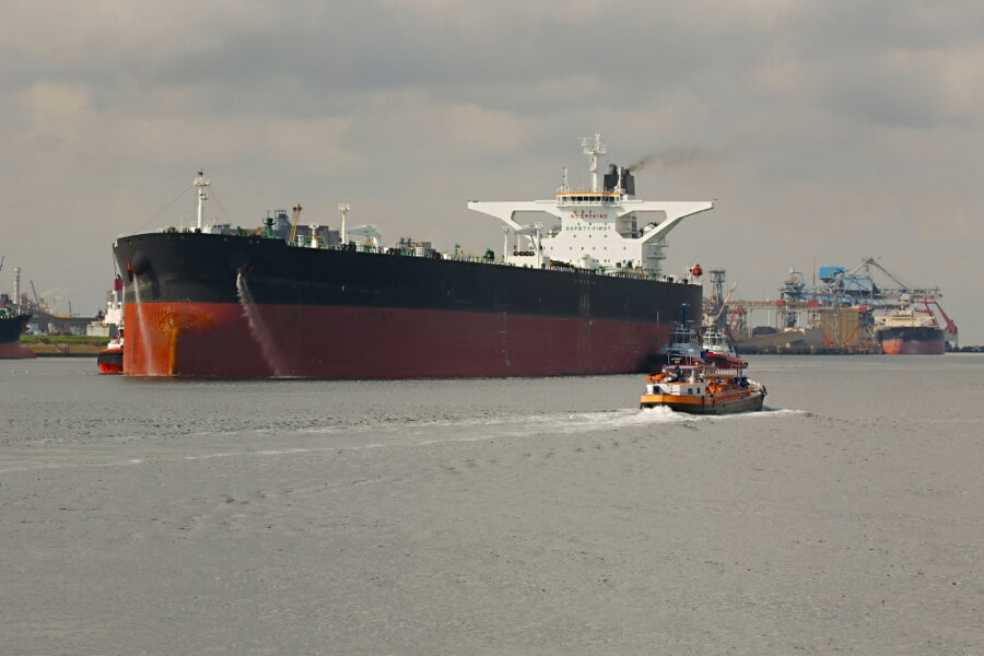 Ein Öltanker fährt in einen Hafen ein