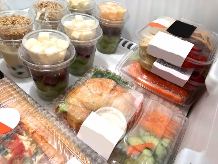 Abgepackte Lebensmittel in einem Kühlschrank