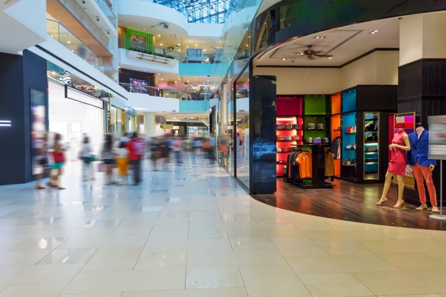 Blick auf Geschäfte in einem Einkaufszentrum
