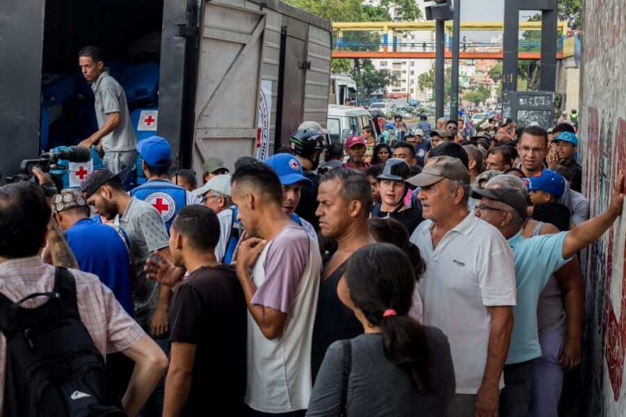 Das Rote Kreuz verteilt Hilfsgüter aus einem LKW an Menschen in Venezuela