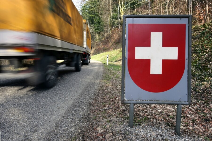 Ein LKW fährt über die Grenze in die Schweiz