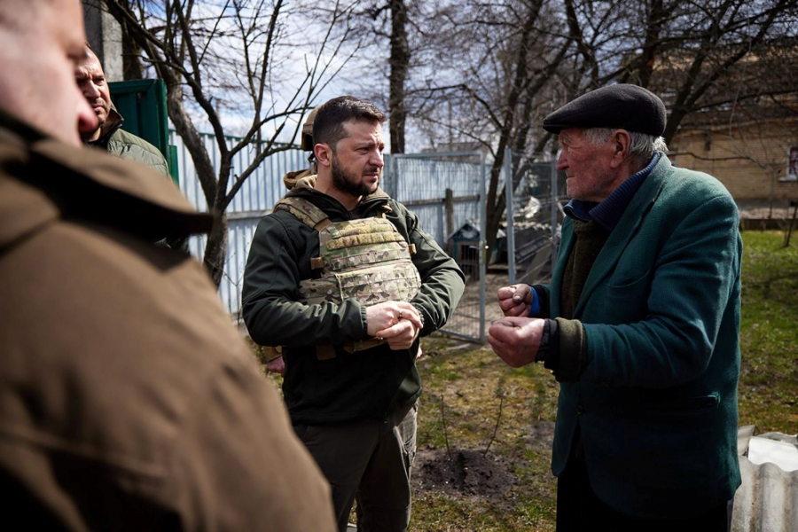 Wolodymyr Selenskyj spricht mit Leuten in der Ukraine