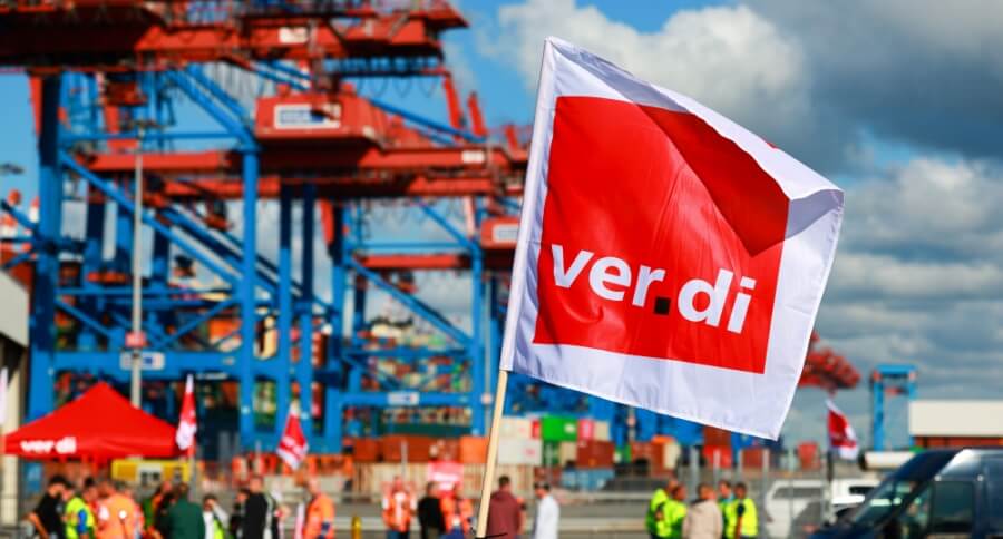 Beschäftigte mit Verdi-Flaggen protestieren bei einem Warnstreik vor dem Container Terminal Burchardkai (CTA) der HHLA (Hamburger Hafen und Logistik AG).