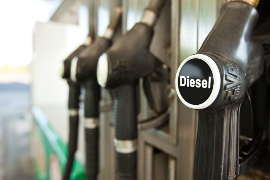 Nahaufnahme Aufschrift Diesel auf einem Zapfhahn an einer Tankstelle