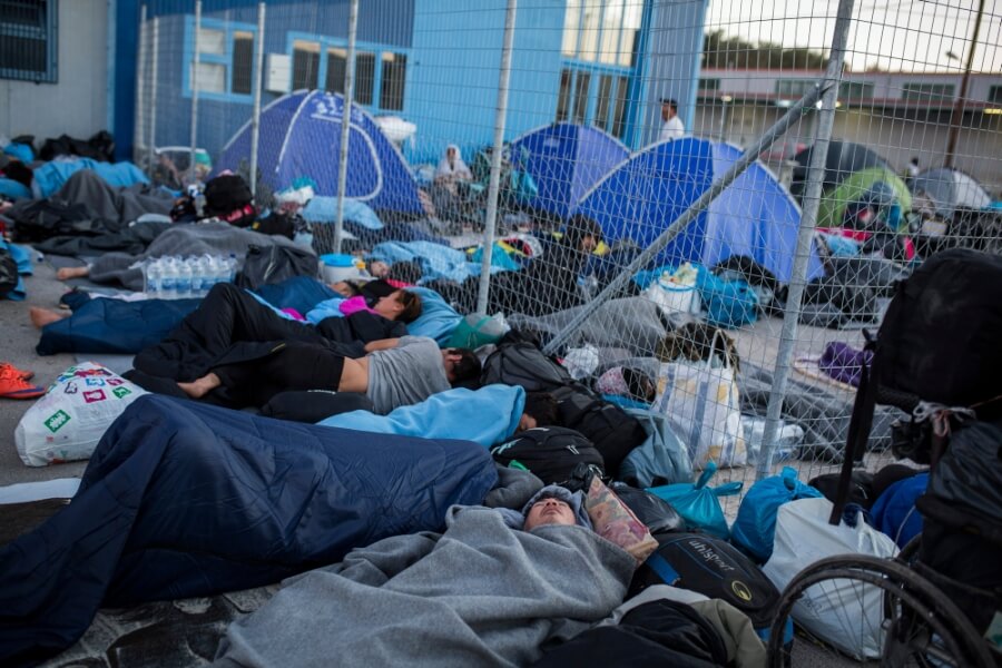 Asylsuchende schlafen am Straßenrand in der Nähe des Flüchtlingslagers Moria