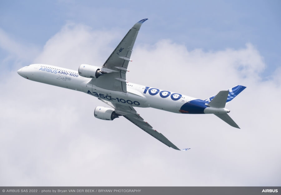 Ein Airbus A350-100 hebt ab