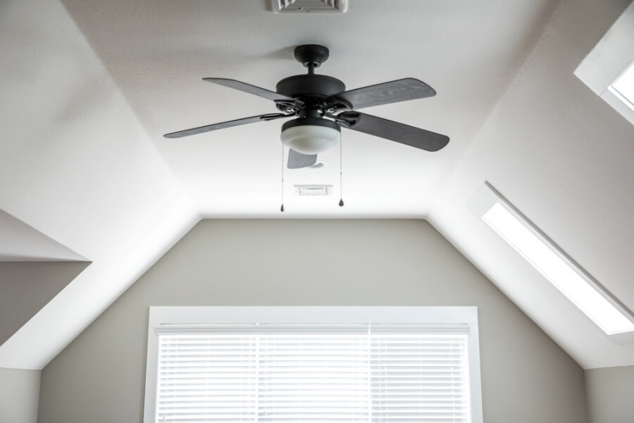 Ventilator hängt an der Decke eines Raumes im Dachgeschoss