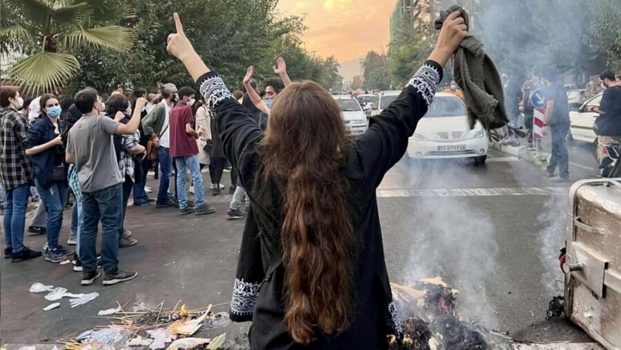 Menschen protestieren im Iran gegen die Regierung