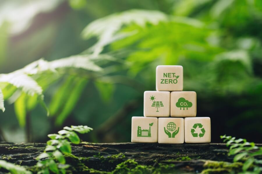 Symbolbild Nachhaltigkeit. Zur Pyramide getürmte Würfel mit Symbolen zu Recycling, Erneuerbaren Energien & Co.