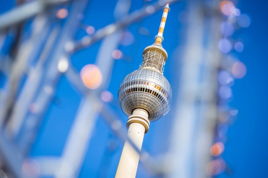 Blick von unten auf die Kugel des Berliner Fernsehturms