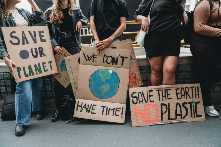 Personen auf einem Klimaprotest mit Schildern