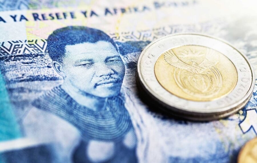 Eine Münze und eine Banknote des Südafrikanischen Rand