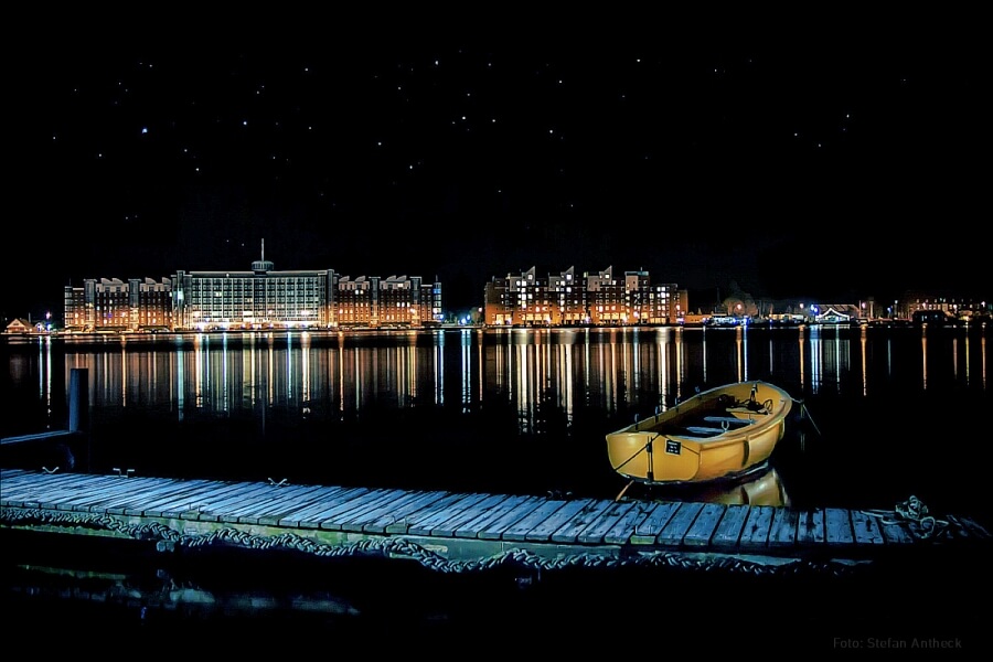Großer Hafen in Wilhelmshaven bei Nacht