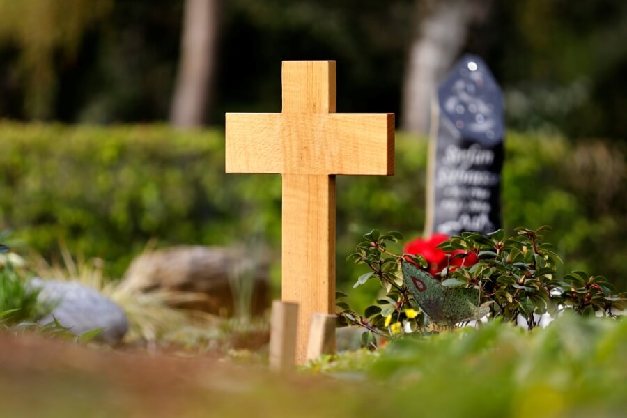 Hölzernes Kreuz auf einem Friedhof