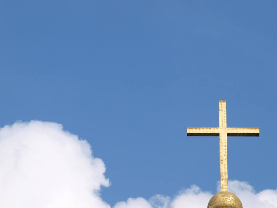 Goldenes Kreuz als Symbol der christlichen Kirche