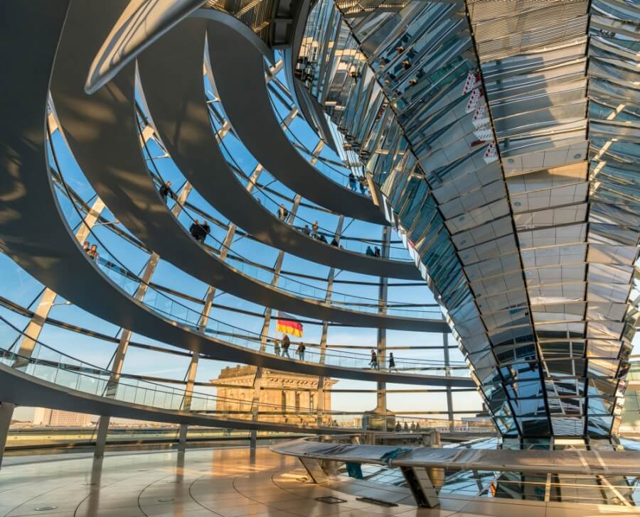 Reichstagskuppel mit Besuchern, Innenaufnahme, Reichstagsgebäude