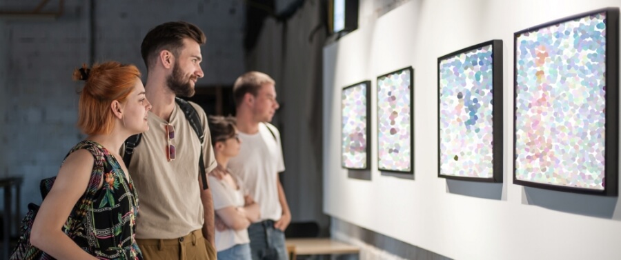 Junge Menschen betrachten moderne Kunst in einer Galerie