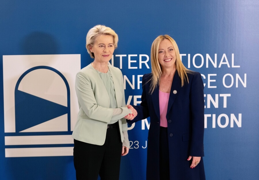 EU-Kommissionspräsidentin Ursula von der Leyen und Italiens Ministerpräsidentin Giorgia Meloni schütteln sich die Hand