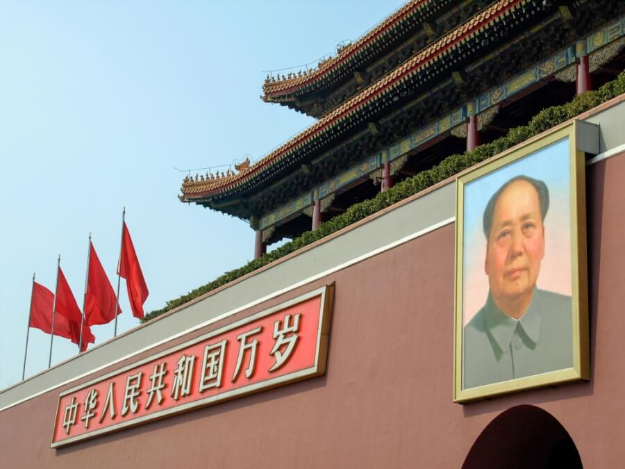 Großes Bild von Mao hängt an einer Fassade. Zugang zur sogenannten Verbotenen Stadt in Peking.