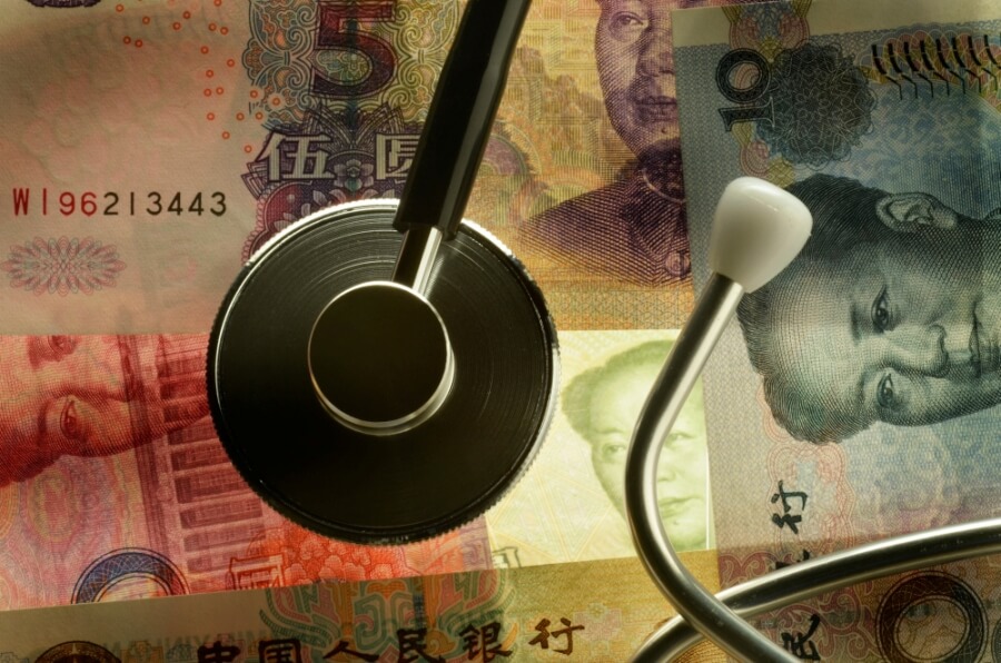 Stethoskop über Yuan Banknoten