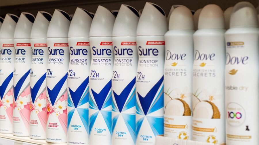 Deosprays der Marken Dove und Sure von Unilever stehen in einem Verkaufsregal