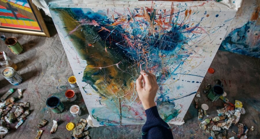 Ein Künstler malt ein abstraktes Bild