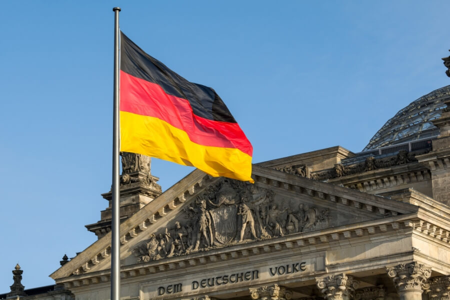 Deutsche Flagge vor dem Reichstagsgebäude