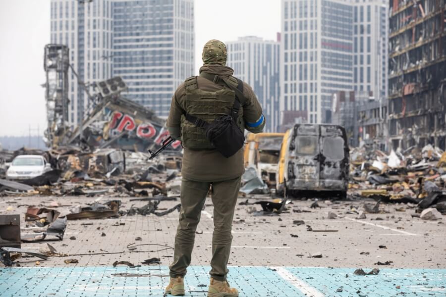 Ein ukrainischer Soldat steht vor einem zerstörten Einkaufszentrum in Kiew